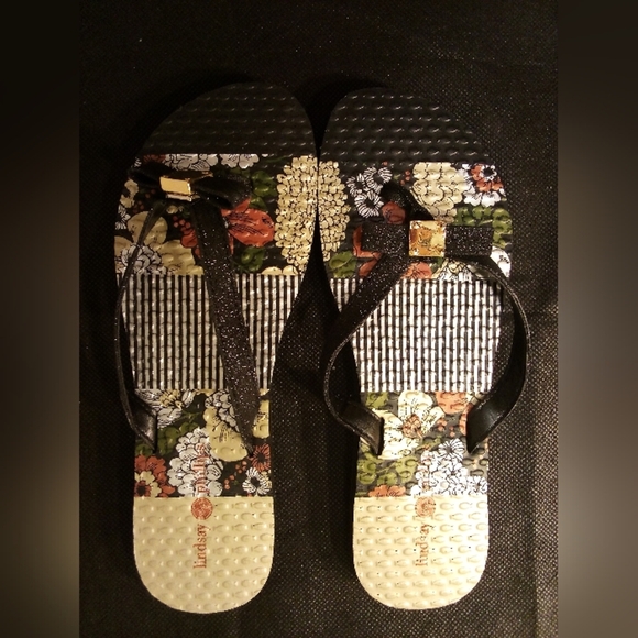 Lindsay Phillips -Floral Design Sandals W/Gold Bow Button Katie #520201, Size 7 - Picture 9 of 11